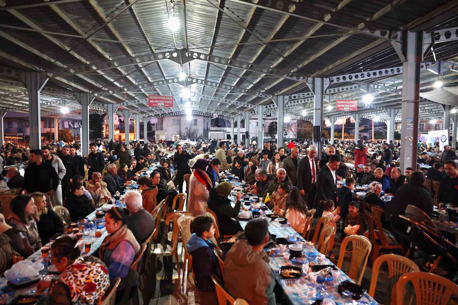 Muğla Büyükşehir iftar sofralarını ilçelerde kurmayı sürdürüyor
Muğla Büyükşehir iftar sofralarını ilçelerde kurmayı sürdürüyor