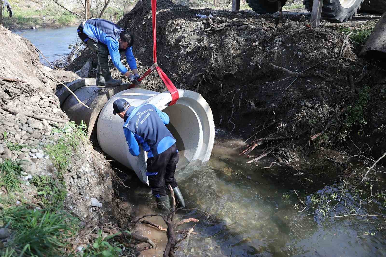 Muğla Büyükşehir tarafından Köyceğiz’de selden zarar gören üreticiler destekleniyor
