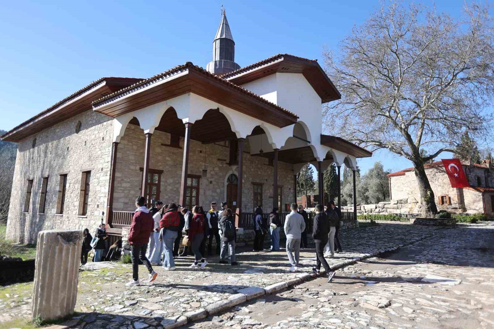 Muğla Büyükşehirden gençlere antik kent gezisi
