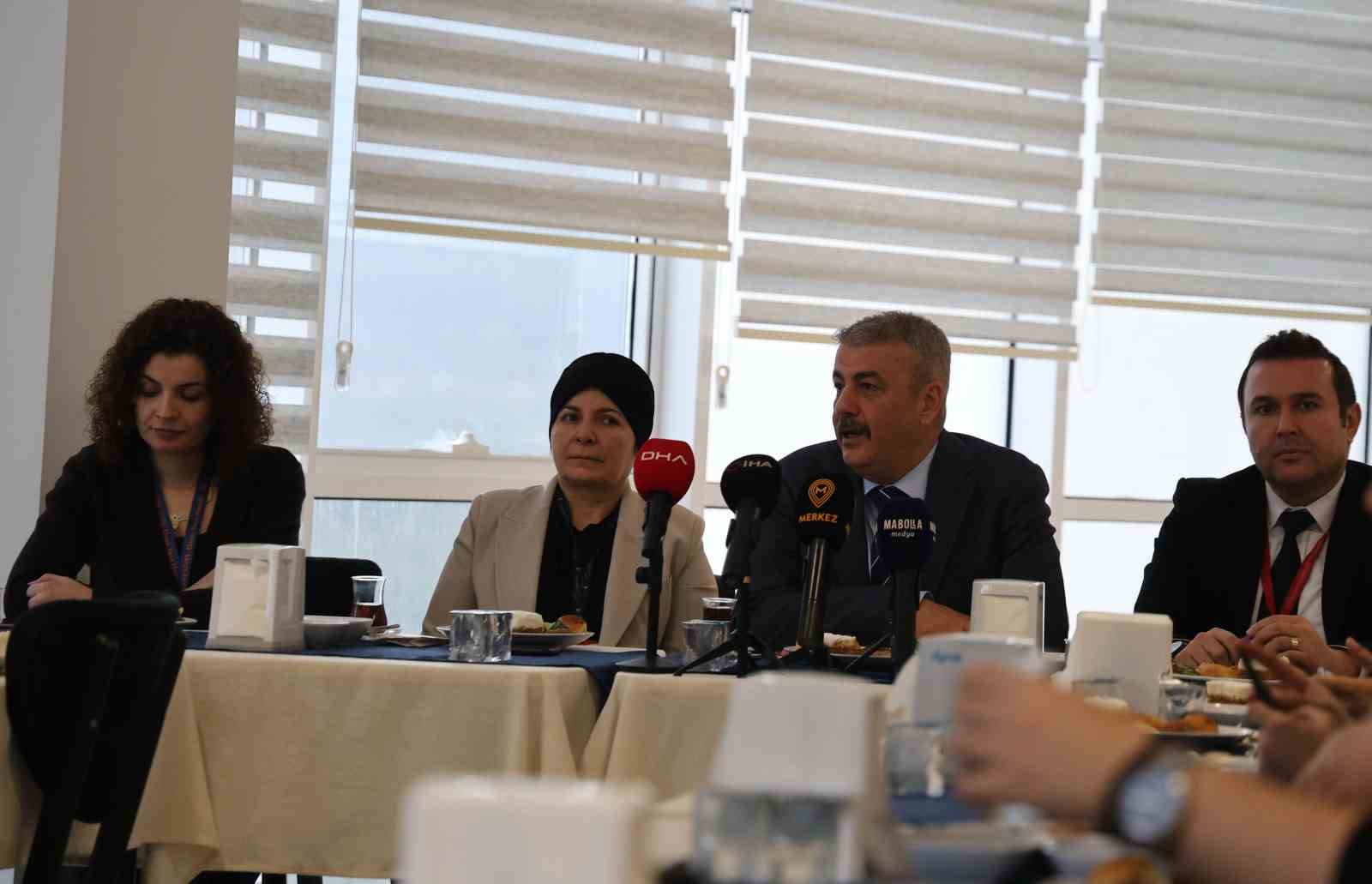 Muğla EAH Başhekimi Prof. Dr. Acar: "Günlük 6 bin 500 poliklinik hizmeti sunuyoruz"
Muğla EAH Başhekimi Prof. Dr. Acar: "Günlük 6 bin 500 poliklinik hizmeti sunuyoruz"