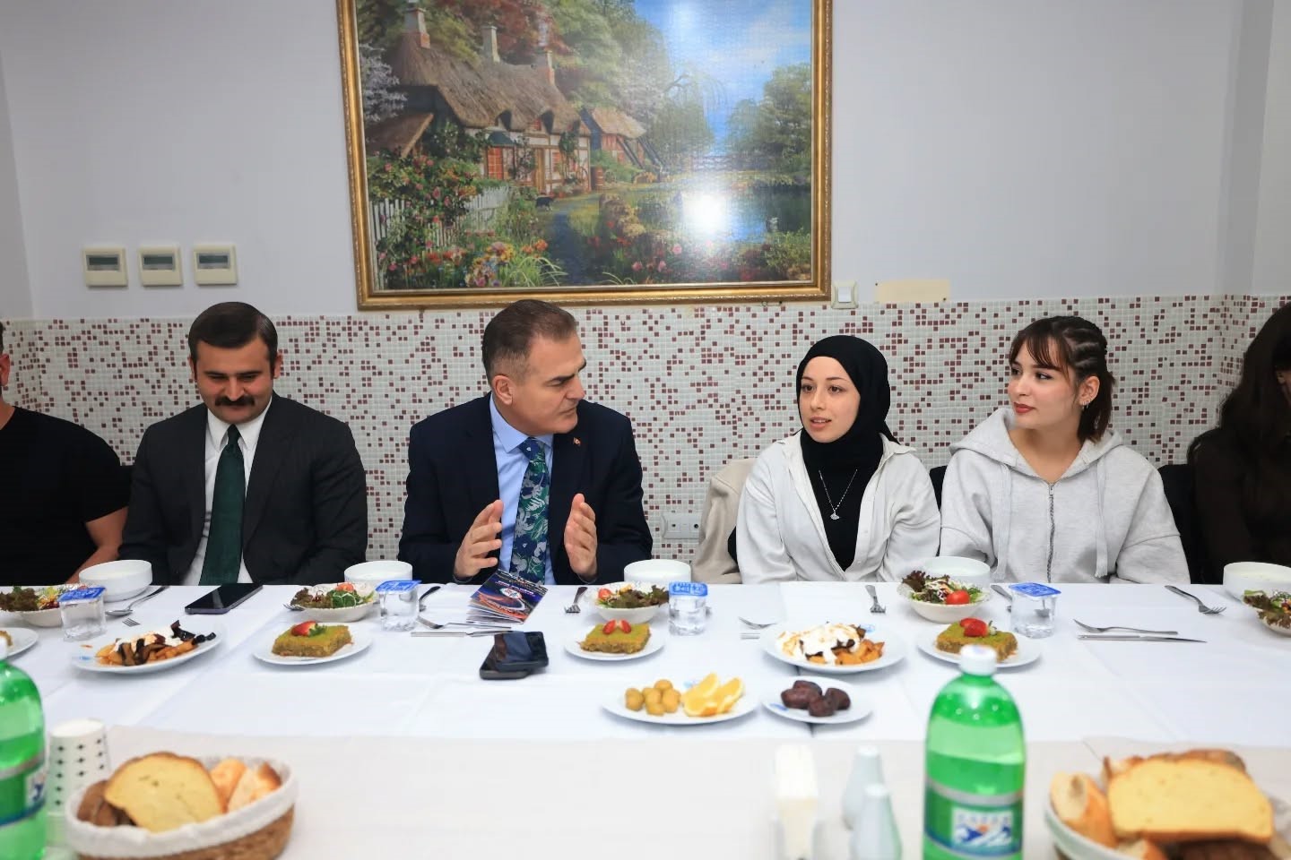 Muğla Valisi Dr. Akbıyık, Köyceğiz’de düzenlenen iftarda gençlerle sohbet etti
