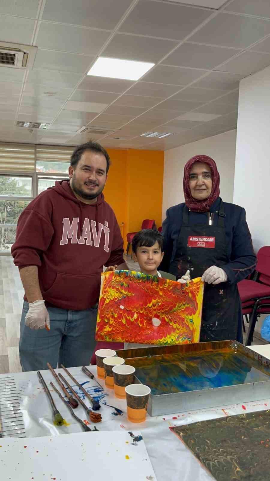 Muğla’da aileler ve çocuklar ebru sanatıyla renklerin yolculuğuna çıktı
