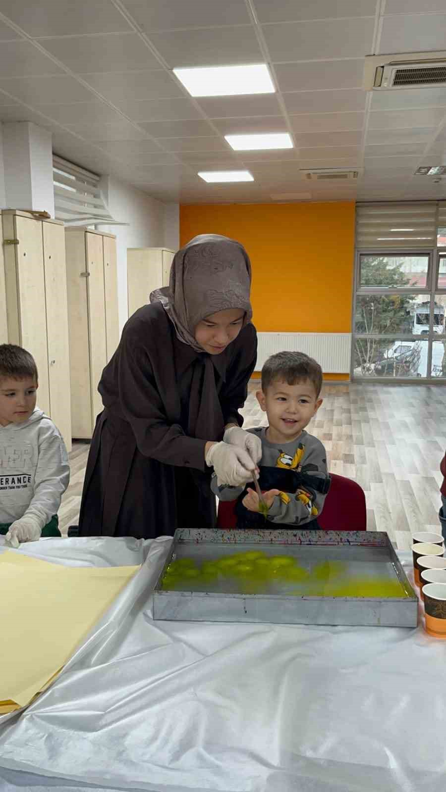 Muğla’da aileler ve çocuklar ebru sanatıyla renklerin yolculuğuna çıktı
