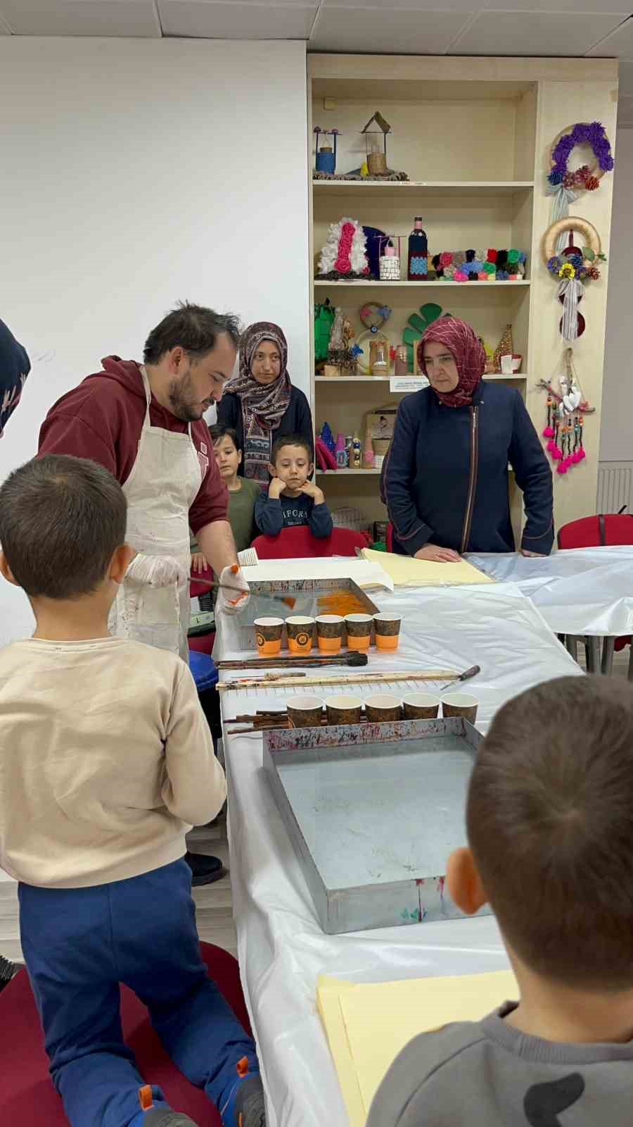 Muğla’da aileler ve çocuklar ebru sanatıyla renklerin yolculuğuna çıktı
