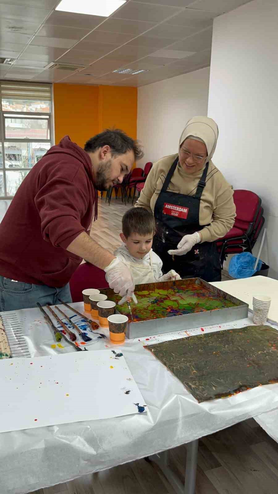 Muğla’da aileler ve çocuklar ebru sanatıyla renklerin yolculuğuna çıktı

