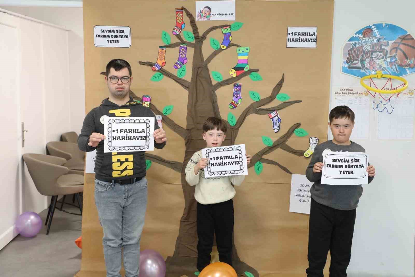 Muğla’da çoraplar farkındalık için boyandı
Muğla’da çoraplar farkındalık için boyandı