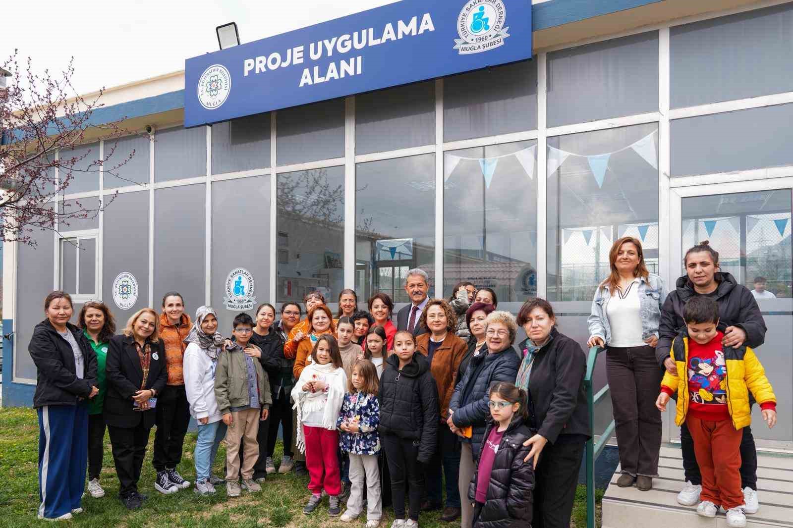 Muğla’da çoraplar farkındalık için boyandı
Muğla’da çoraplar farkındalık için boyandı