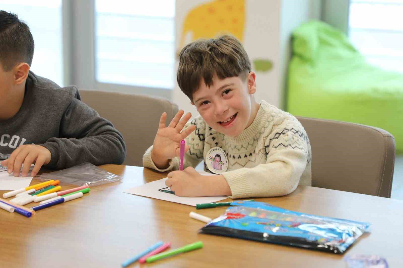 Muğla’da çoraplar farkındalık için boyandı
Muğla’da çoraplar farkındalık için boyandı