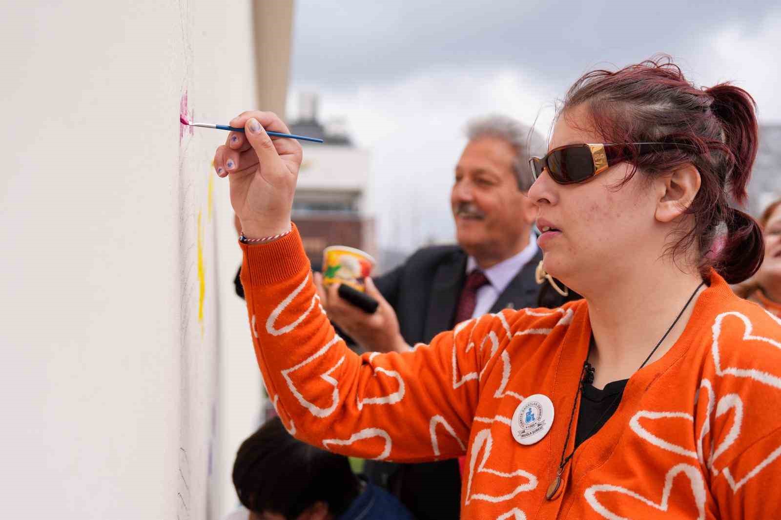 Muğla’da çoraplar farkındalık için boyandı
Muğla’da çoraplar farkındalık için boyandı