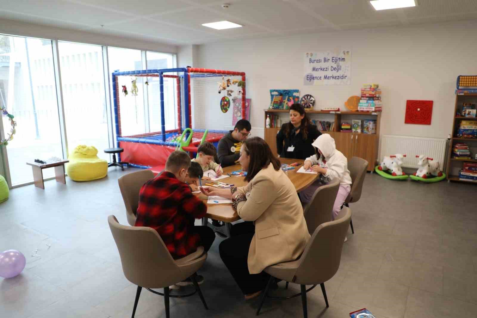 Muğla’da çoraplar farkındalık için boyandı
Muğla’da çoraplar farkındalık için boyandı