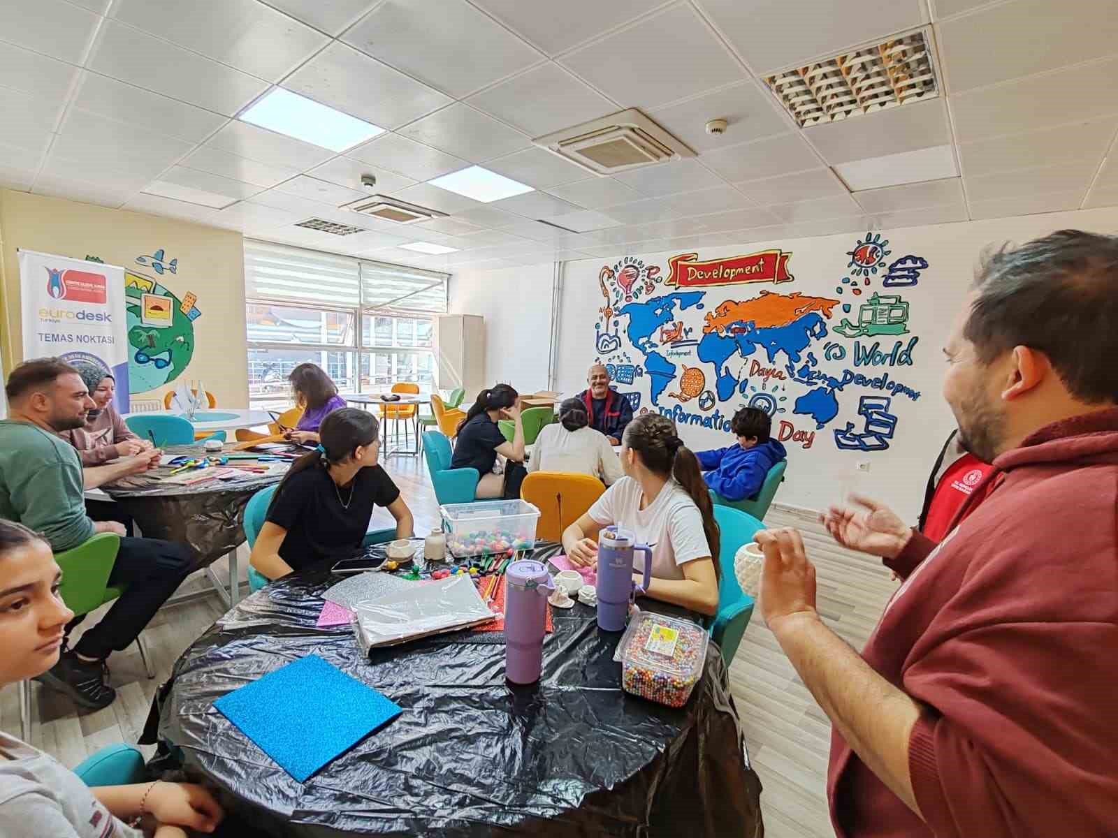 Muğla’da gençlerin "Şiddetsiz Hayal Durağı" tamamlandı
Muğla’da gençlerin "Şiddetsiz Hayal Durağı" tamamlandı