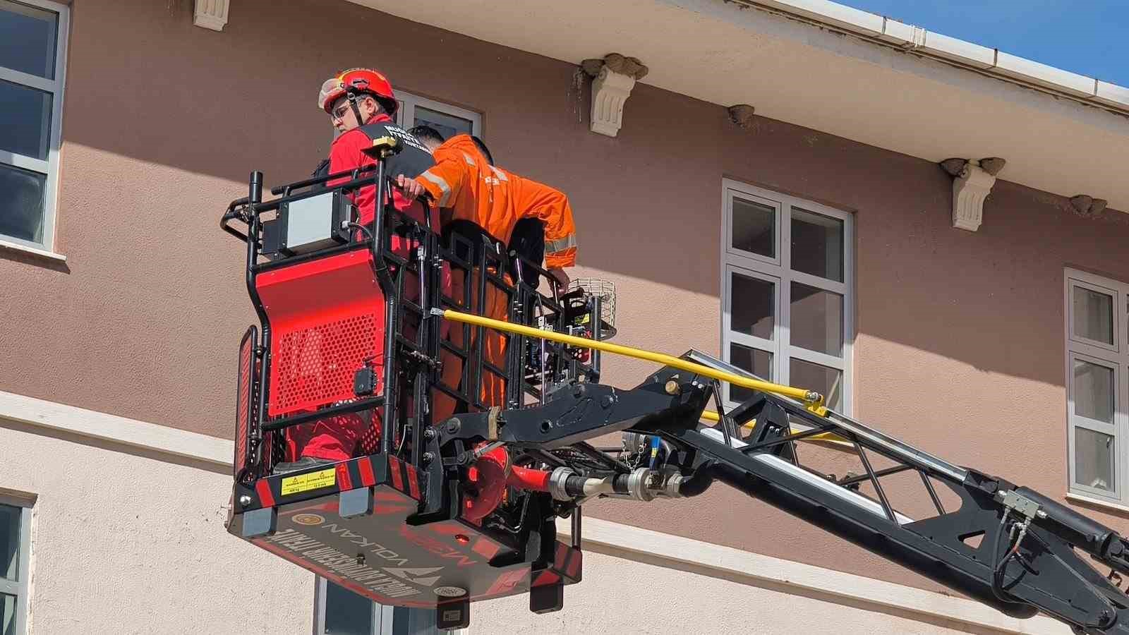 Muğla’da gerçeği aratmayan deprem tatbikatı
Muğla’da gerçeği aratmayan deprem tatbikatı