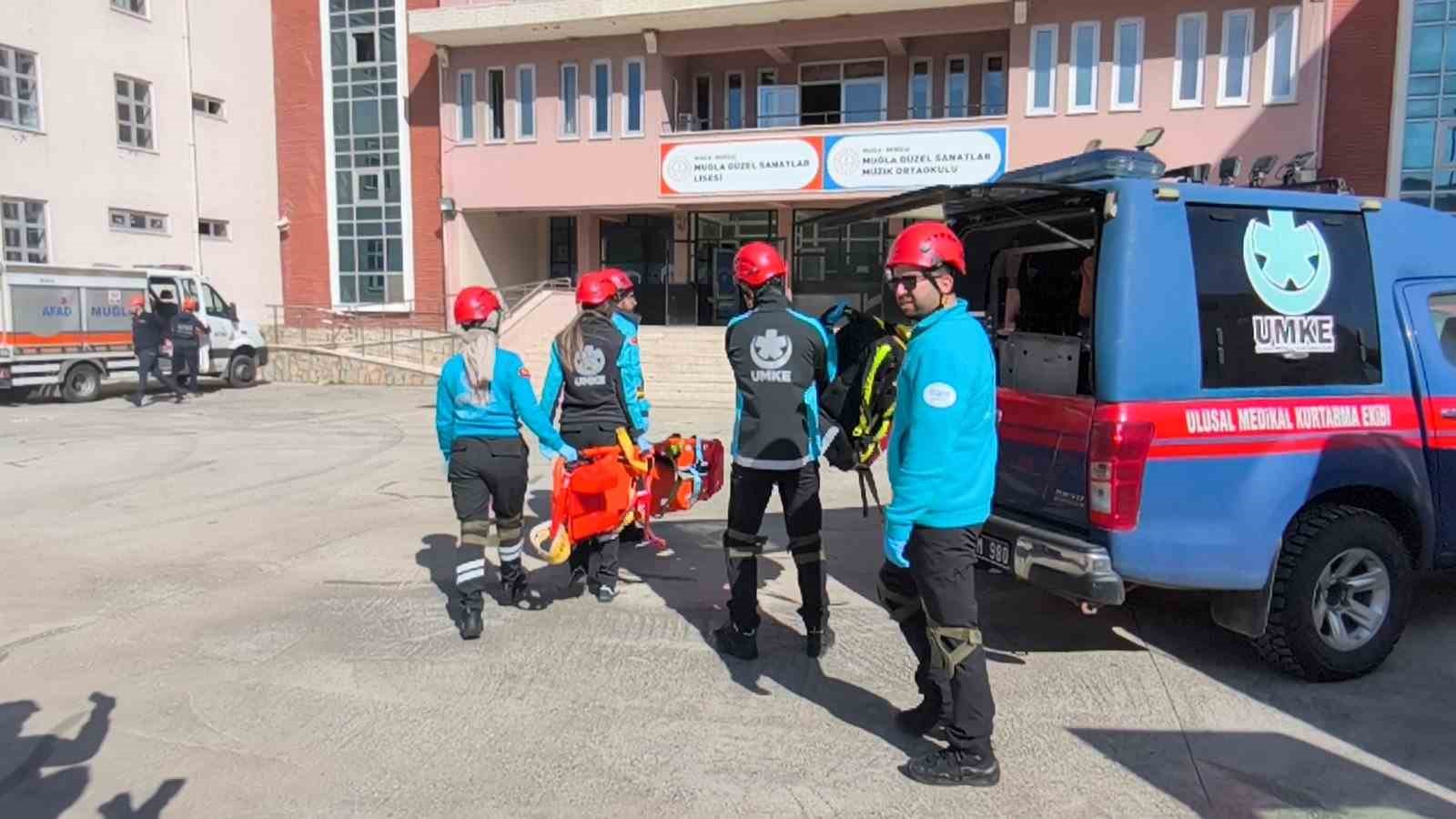 Muğla’da gerçeği aratmayan deprem tatbikatı
Muğla’da gerçeği aratmayan deprem tatbikatı