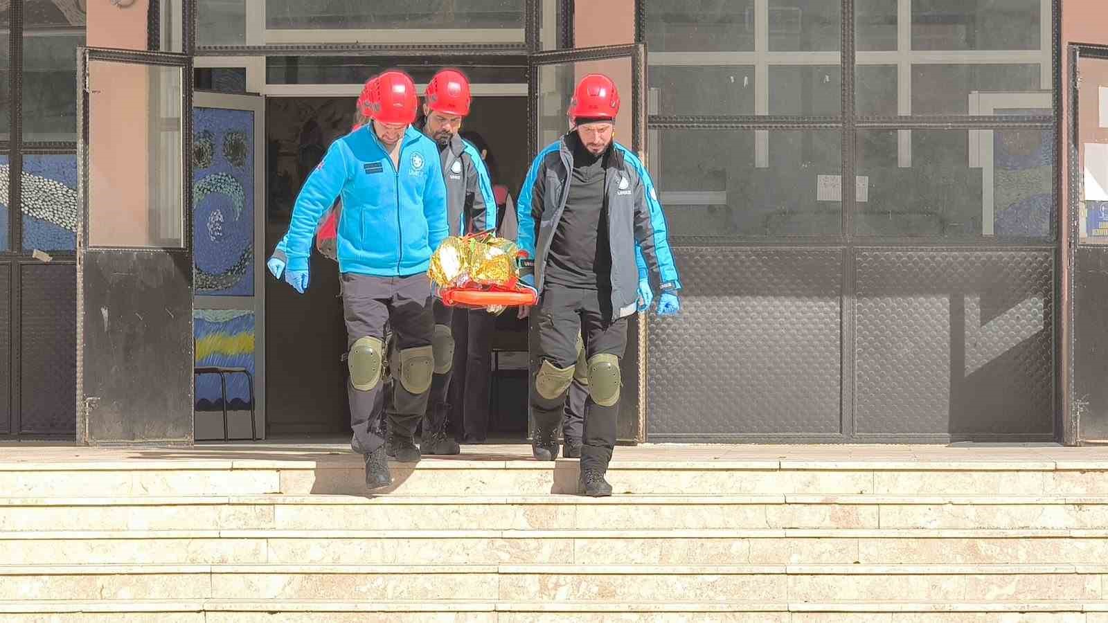 Muğla’da gerçeği aratmayan deprem tatbikatı
Muğla’da gerçeği aratmayan deprem tatbikatı