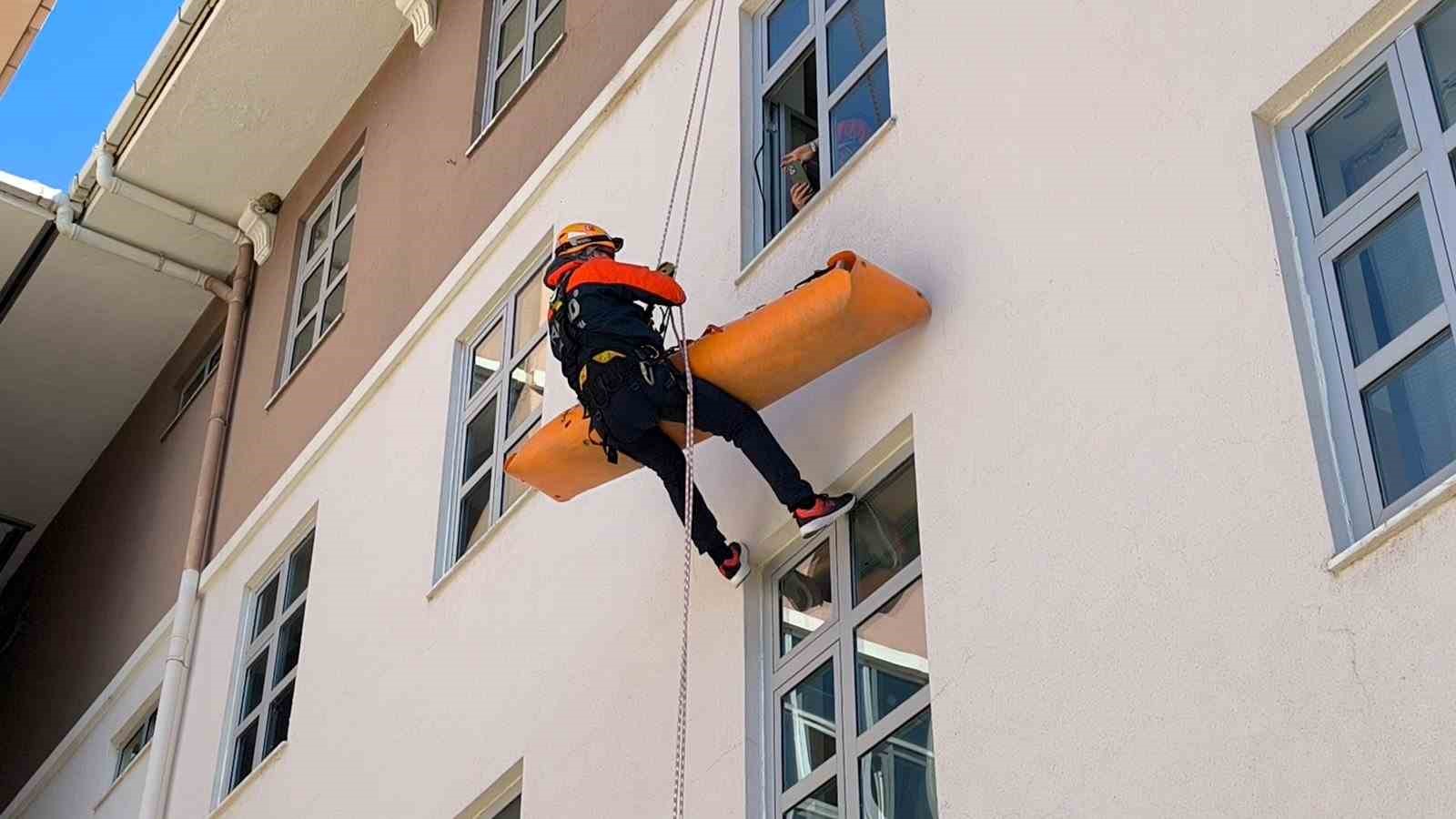 Muğla’da gerçeği aratmayan deprem tatbikatı
Muğla’da gerçeği aratmayan deprem tatbikatı