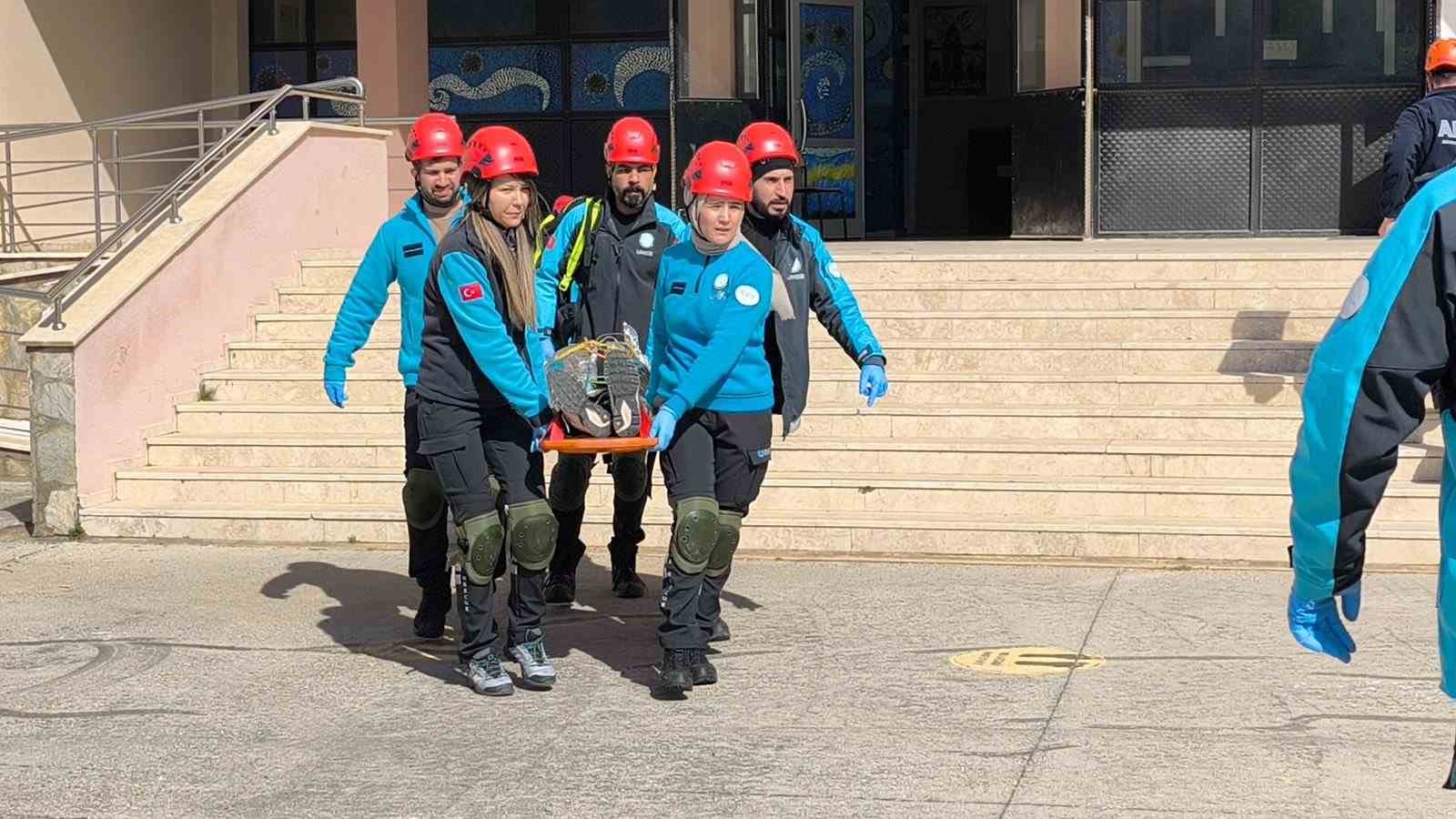 Muğla’da gerçeği aratmayan deprem tatbikatı
Muğla’da gerçeği aratmayan deprem tatbikatı