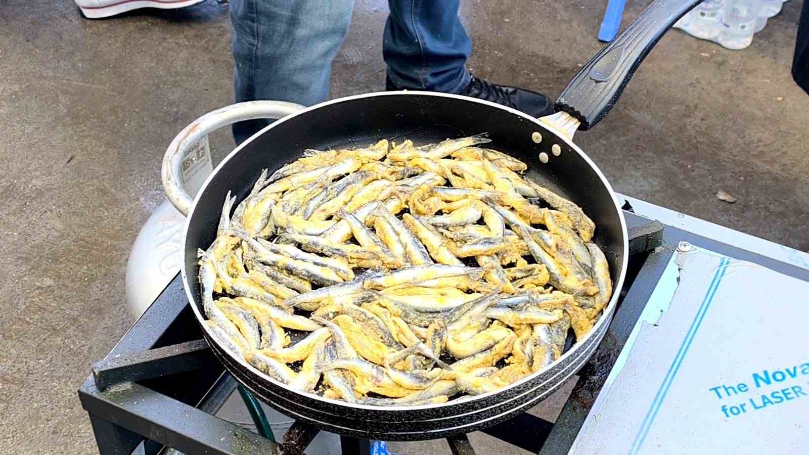 Muğla’da Karadeniz rüzgarı: 5 ton hamsi ikram edildi

