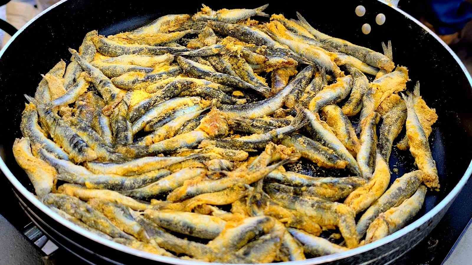 Muğla’da Karadeniz rüzgarı: 5 ton hamsi ikram edildi
