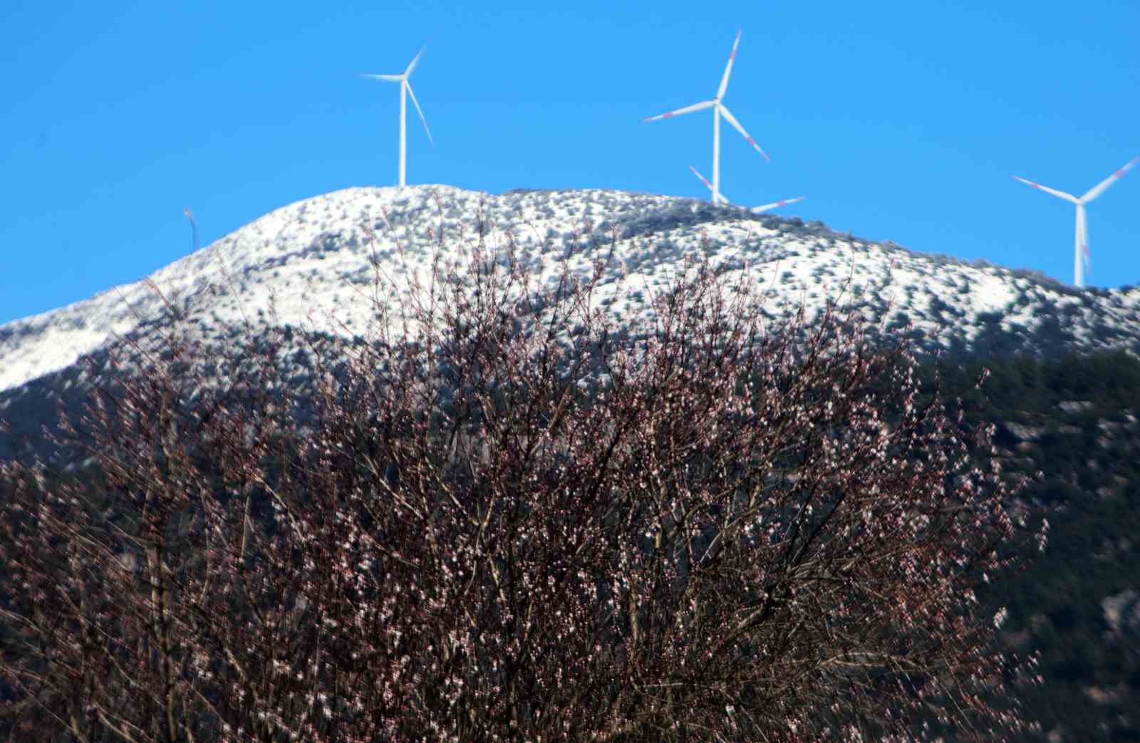 Muğla’da kış ve bahar aynı karede
