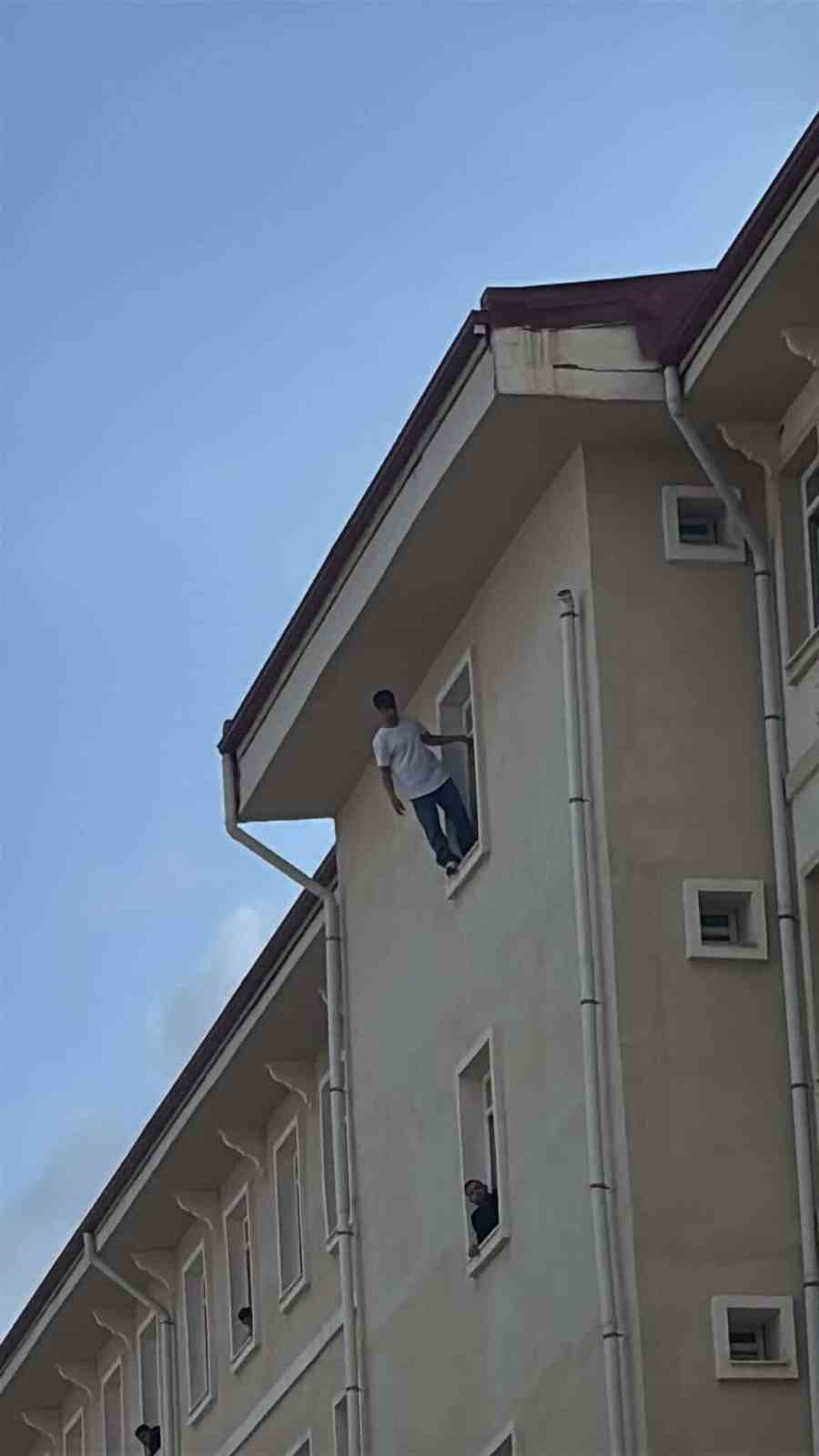 Muğla’da korku dolu anlar: Yurdun camına çıkan genç hava yastığına atladı
