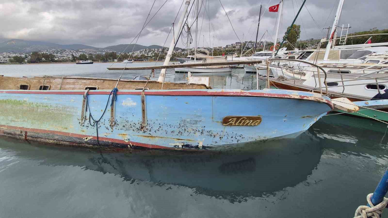 Muğla’da kuvvetli rüzgar tekne batırdı
