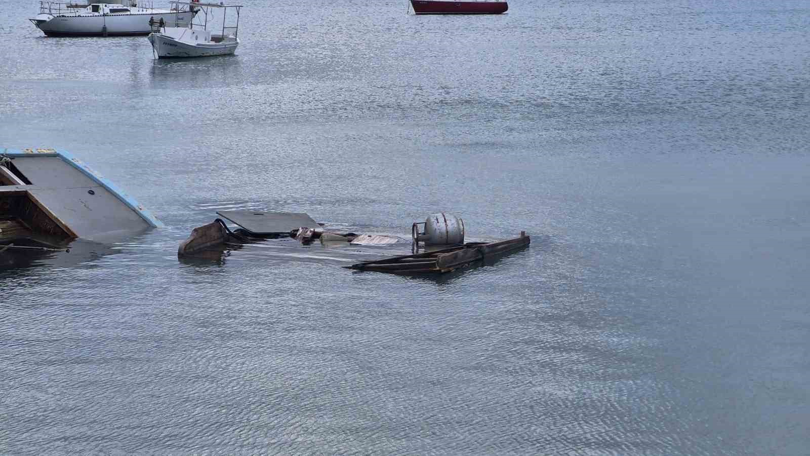 Muğla’da kuvvetli rüzgar tekne batırdı
