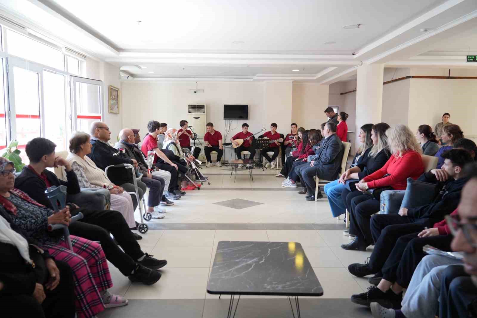 Muğla’da liseli gençlerden huzurevi sakinlerine müzik ziyafeti
