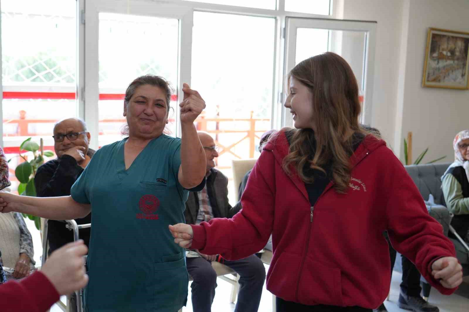 Muğla’da liseli gençlerden huzurevi sakinlerine müzik ziyafeti
