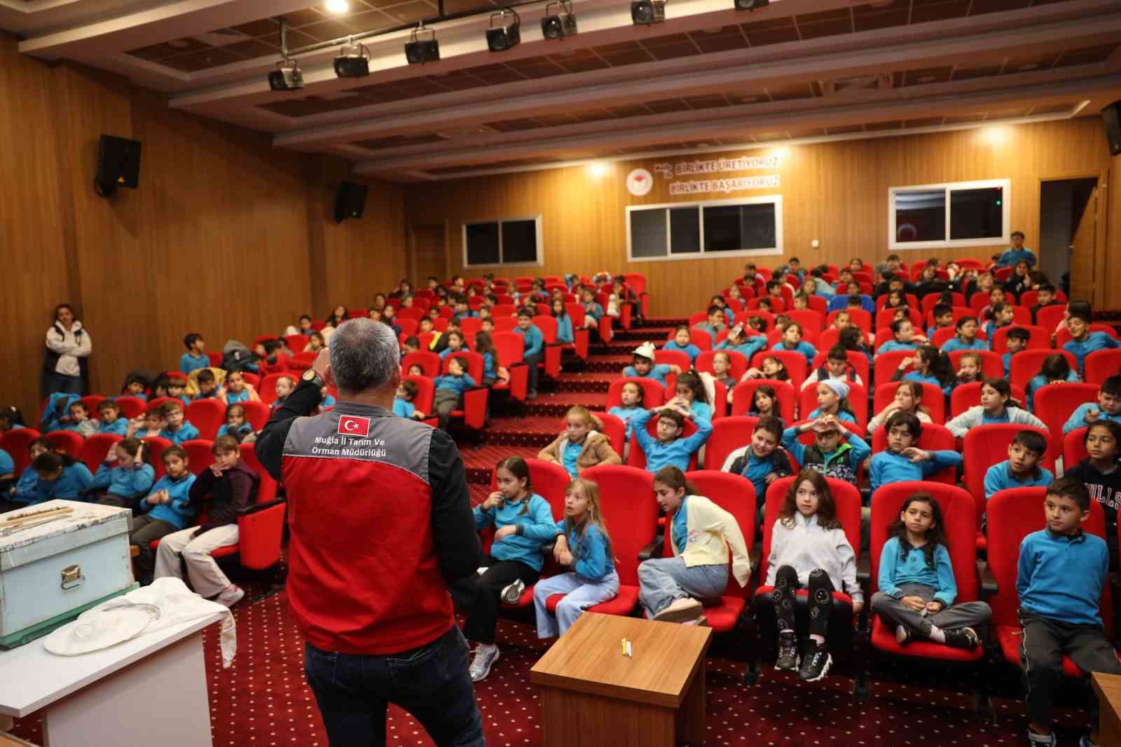 Muğla’da minik öğrenciler arıları ve sağlıklı beslenmeyi öğrendi

