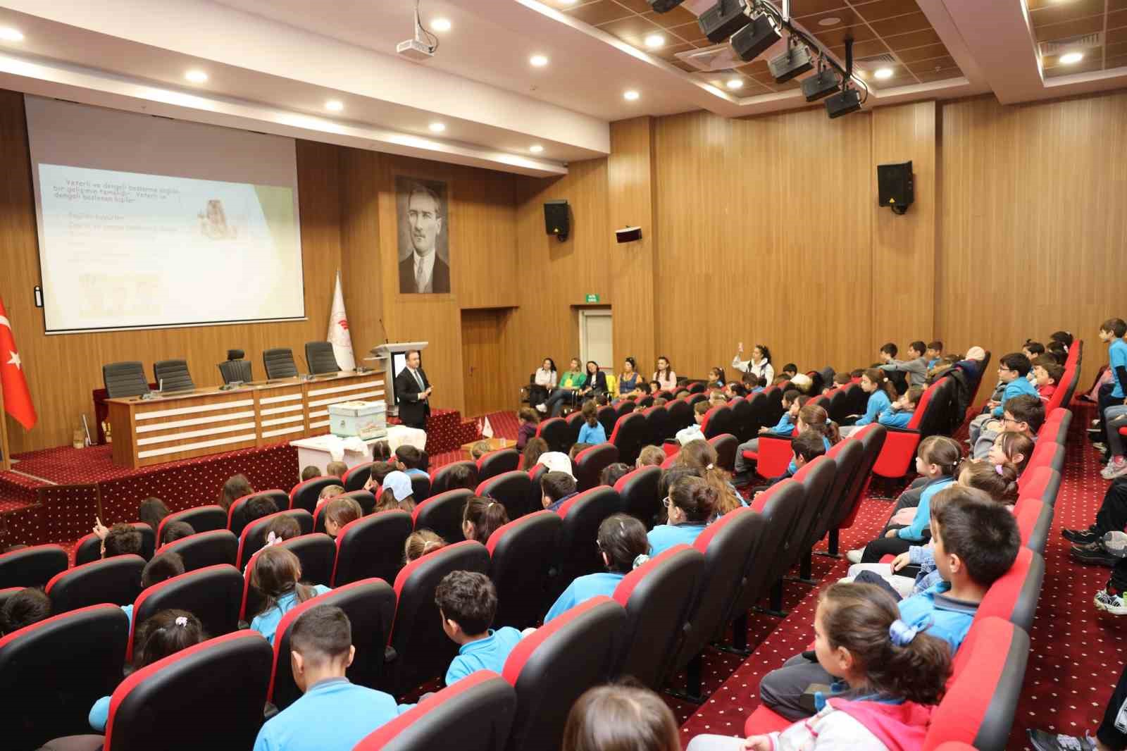 Muğla’da minik öğrenciler arıları ve sağlıklı beslenmeyi öğrendi
