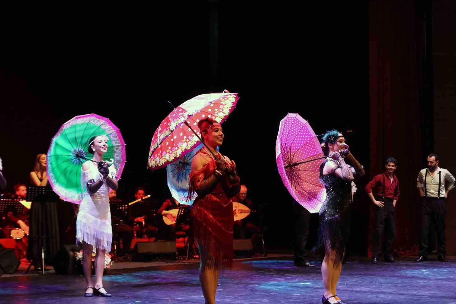 Muğla’da Nostalji rüzgârı: 70’ler ve 80’lerin film müzikleri büyüledi
Muğla’da Nostalji rüzgârı: 70’ler ve 80’lerin film müzikleri büyüledi