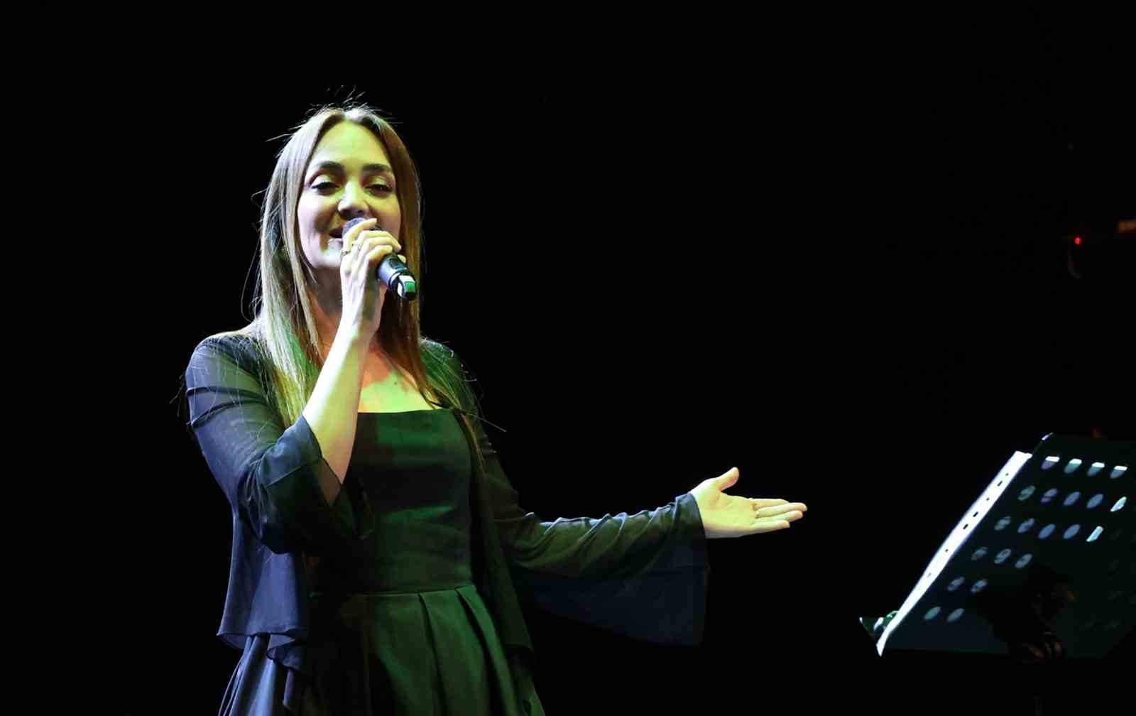 Muğla’da Nostalji rüzgârı: 70’ler ve 80’lerin film müzikleri büyüledi
Muğla’da Nostalji rüzgârı: 70’ler ve 80’lerin film müzikleri büyüledi