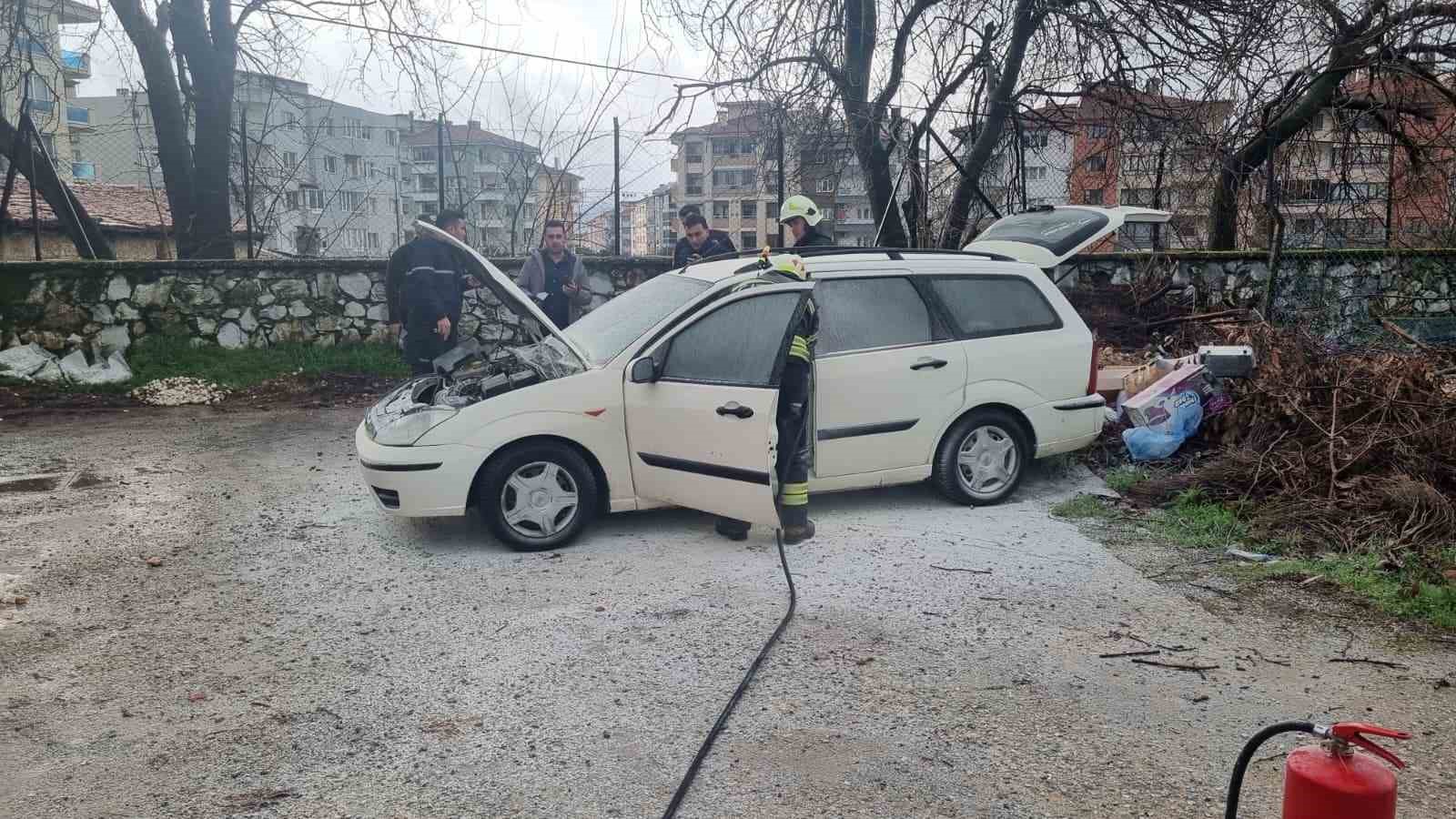Muğla’da park halindeki otomobil alev aldı
