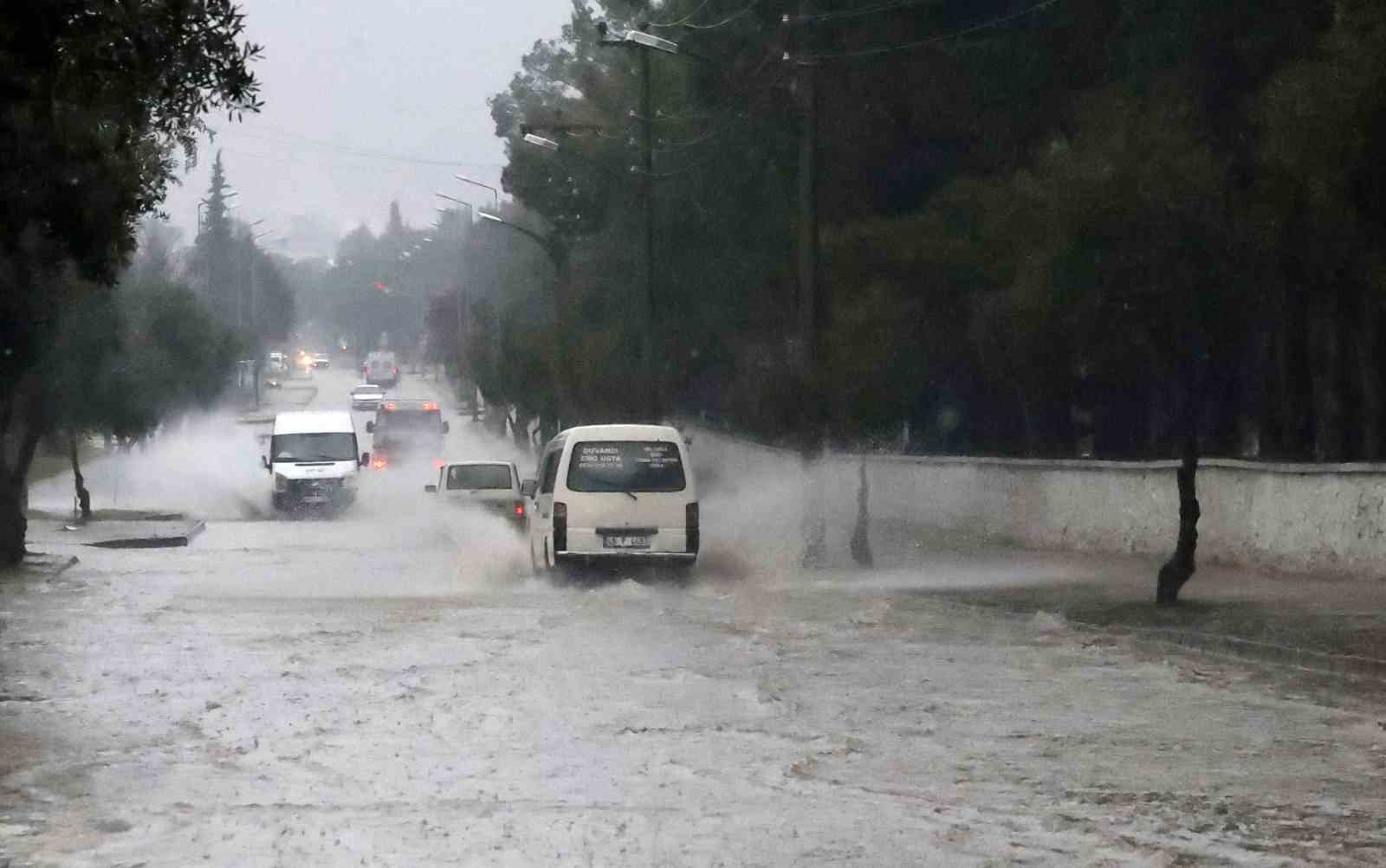 Muğla’da sağanak yağış etkili oluyor

