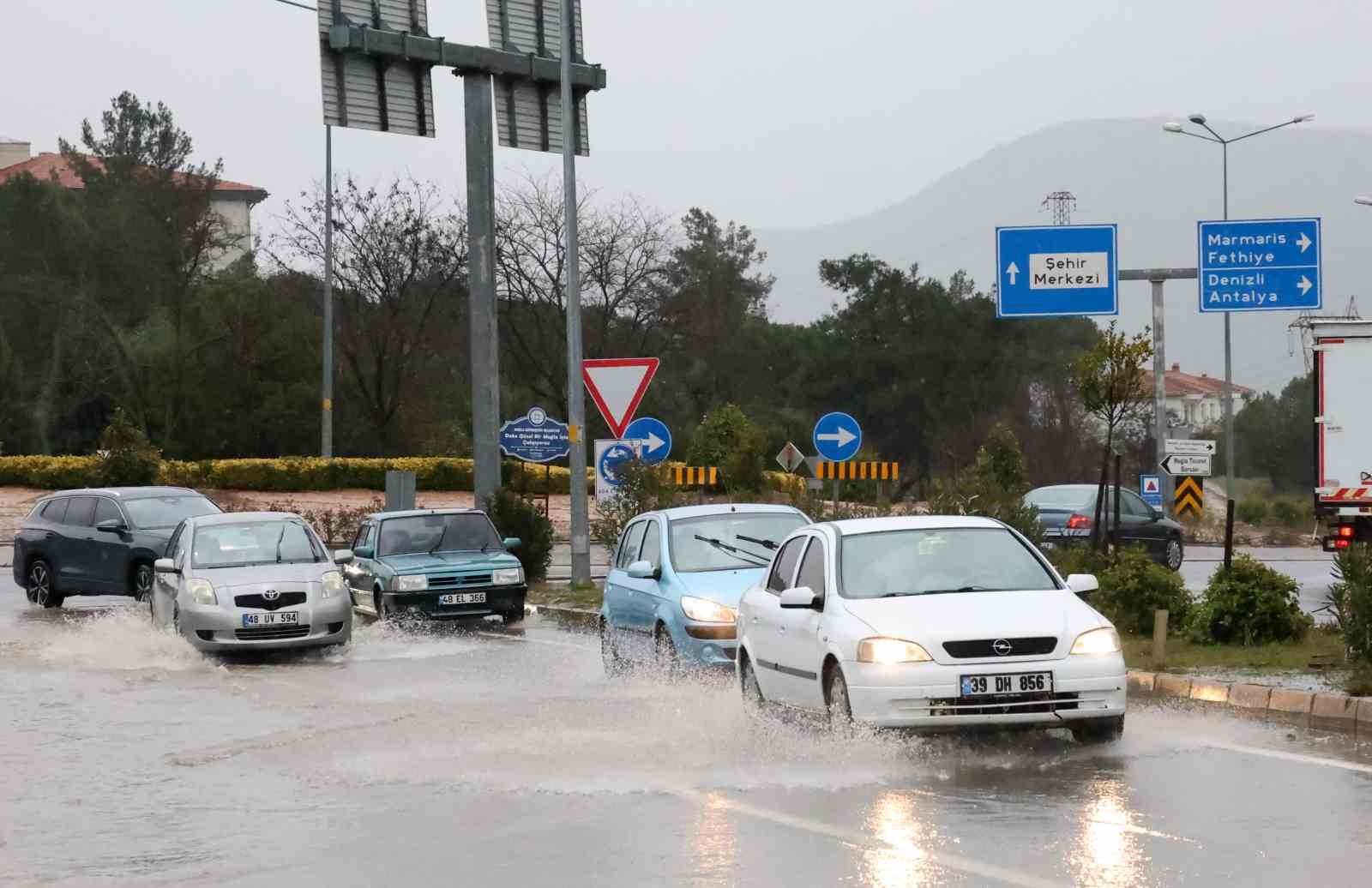 Muğla’da sağanak yağış etkili oluyor
