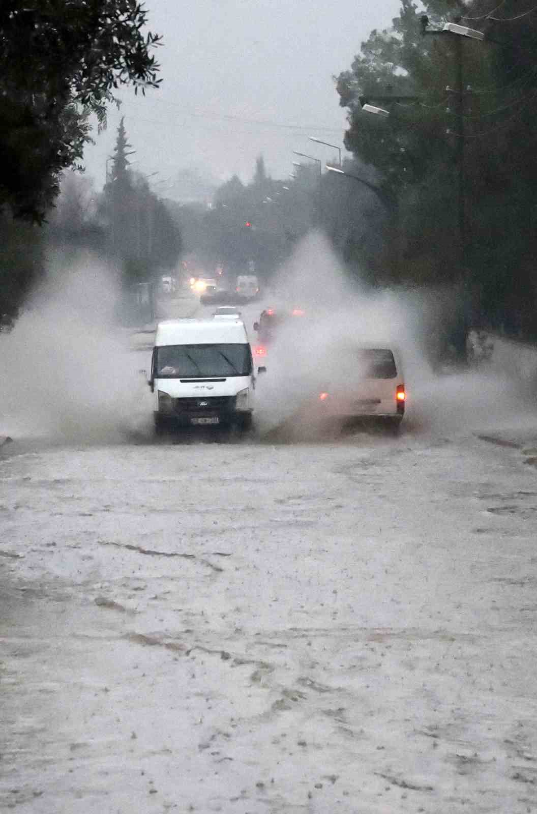 Muğla’da sağanak yağış etkili oluyor
