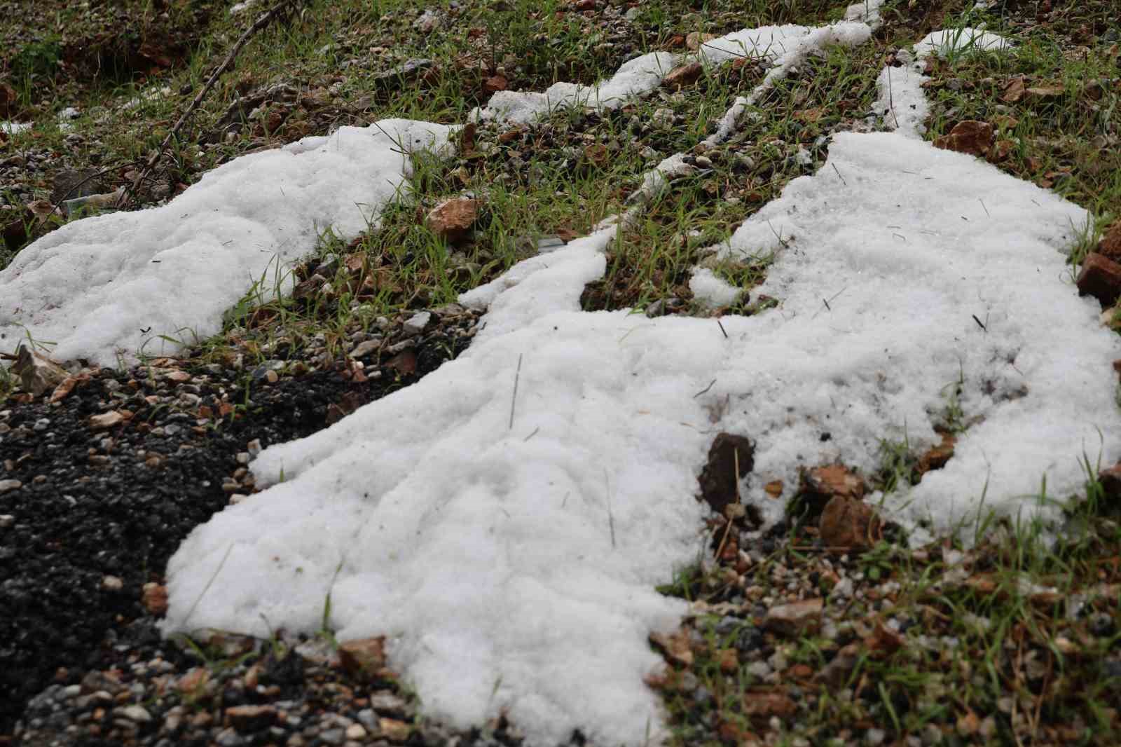 Muğla’da sağanak yağmur ile birlikte dolu yağdı
