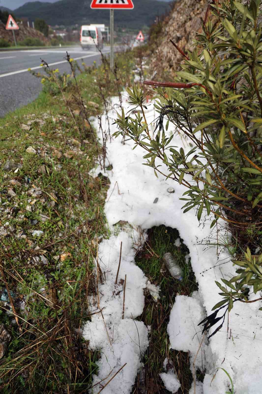 Muğla’da sağanak yağmur ile birlikte dolu yağdı
