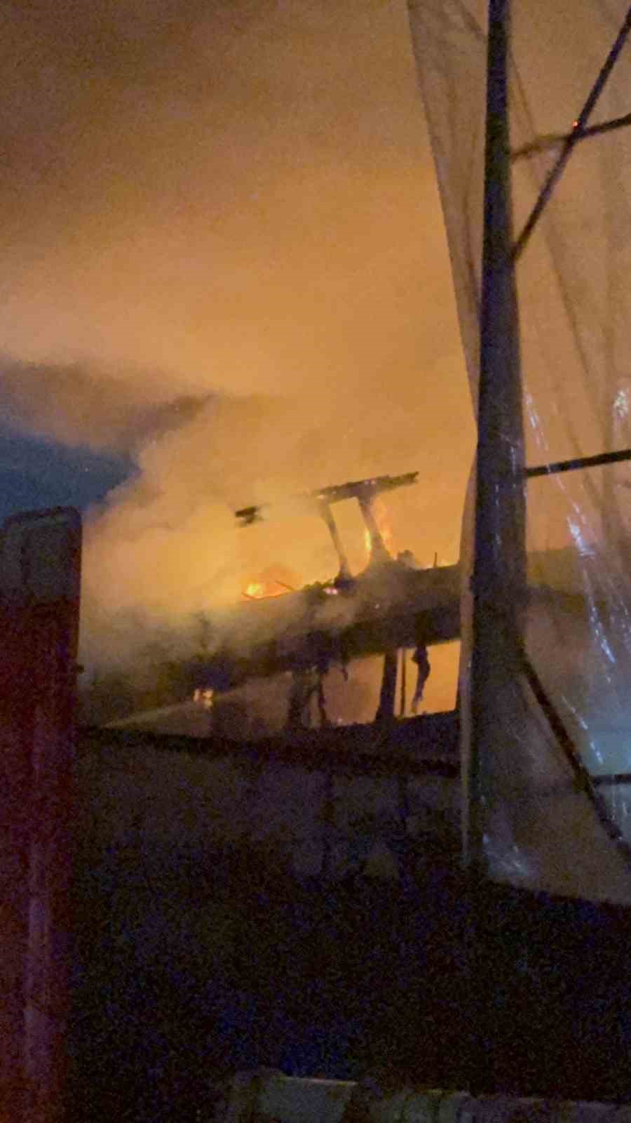 Muğla’da tersane yangını: Söndürme çalışmaları sürüyor
