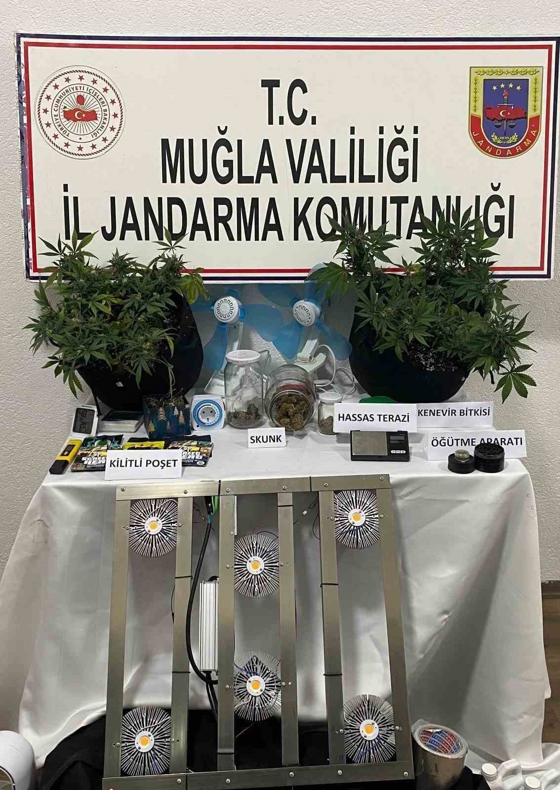 Muğla’da uyuşturucu operasyonu: 7 kişi tutuklandı
Muğla’da uyuşturucu operasyonu: 7 kişi tutuklandı