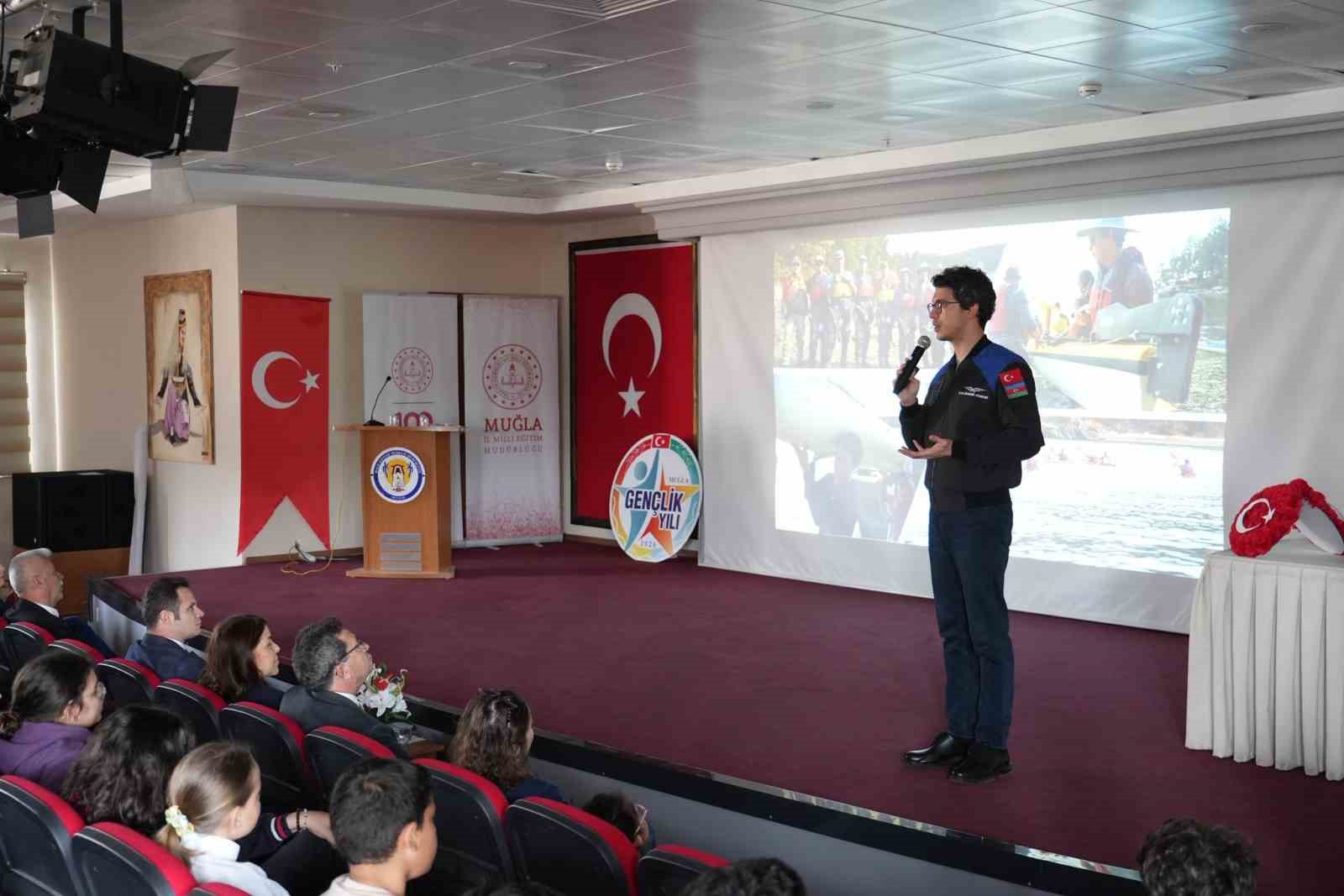 Muğla’da uzay rüzgarı Türkiye’nin ikinci astronotu Atasever gençlerle buluştu
