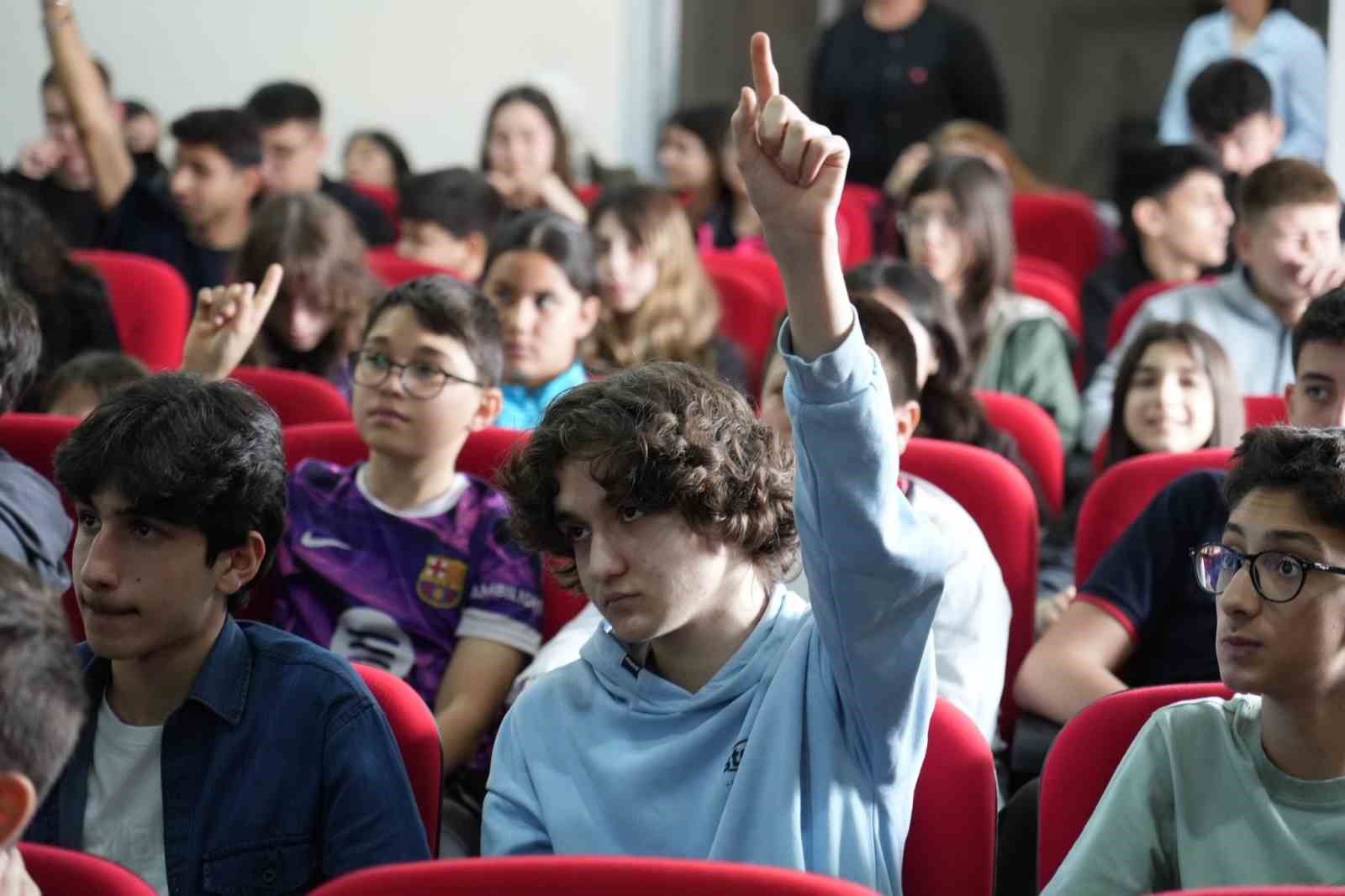 Muğla’da uzay rüzgarı Türkiye’nin ikinci astronotu Atasever gençlerle buluştu
