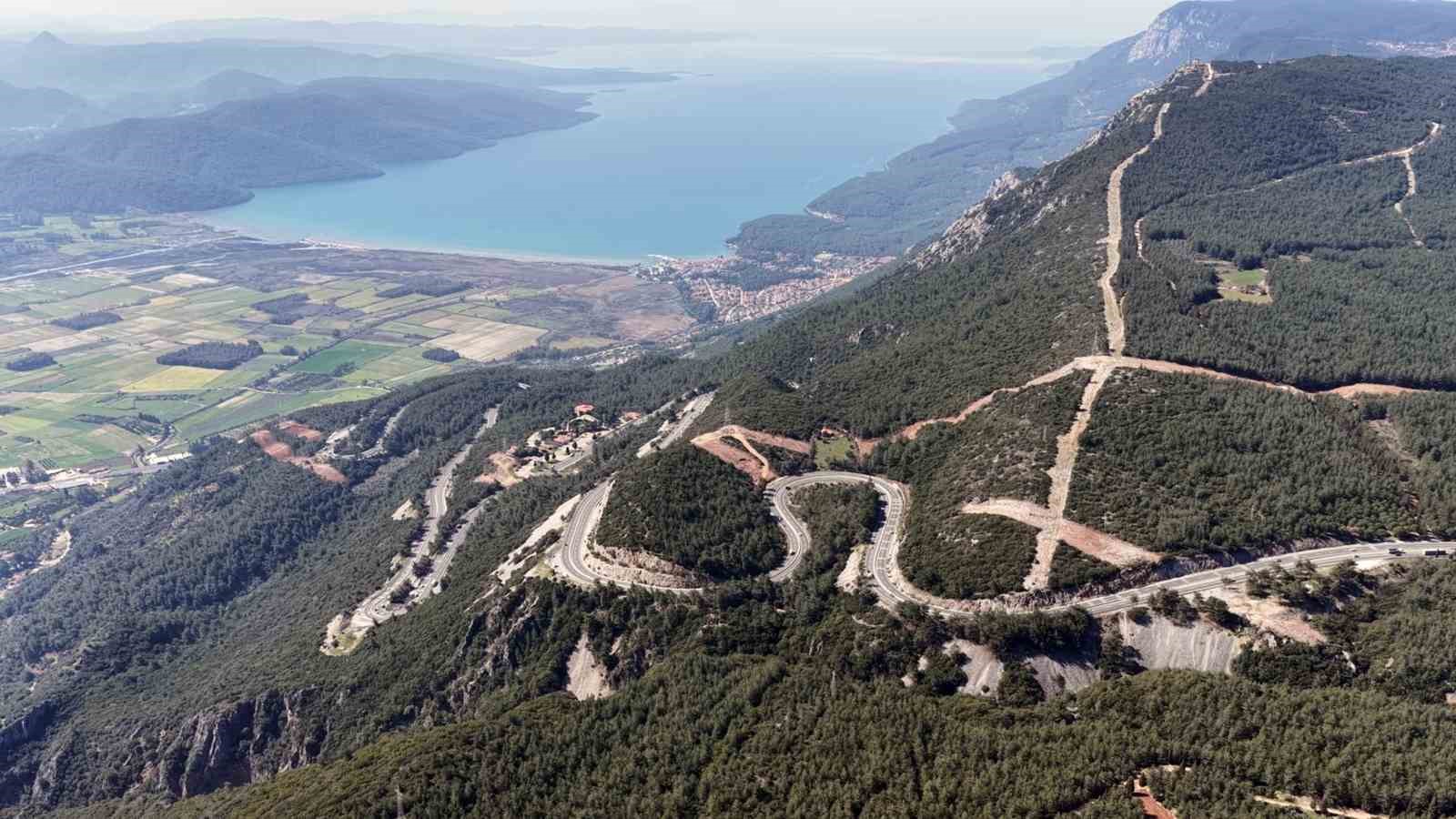 Muğla’da yangın sezonu öncesi Sakar Geçidi’nde riskli dallar temizleniyor

