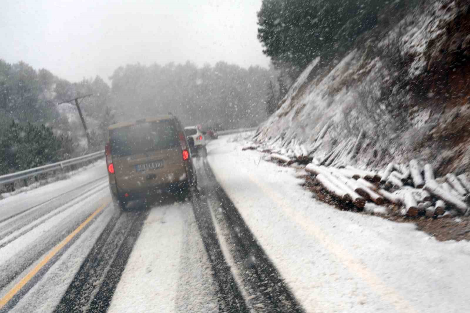 Muğla’nın yüksek kesimlerinde kar yağışı etkili olmaya başladı
