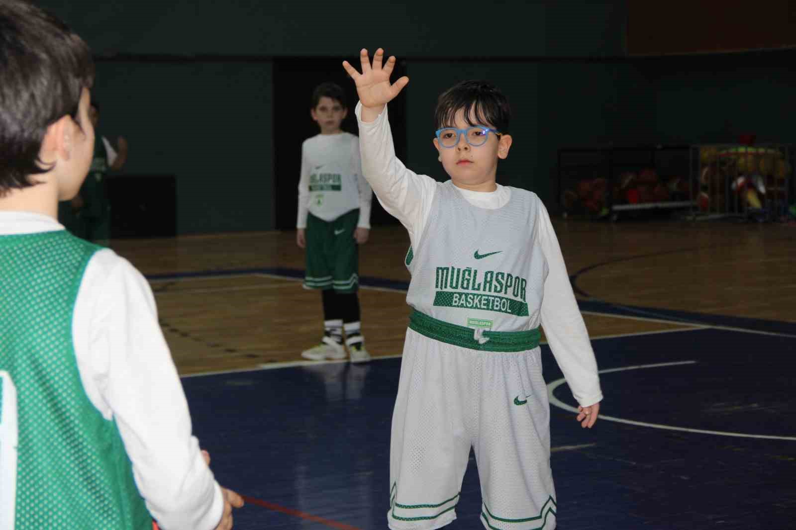 Muğlaspor basketbolda genç yetenekleri yetiştiriyor
