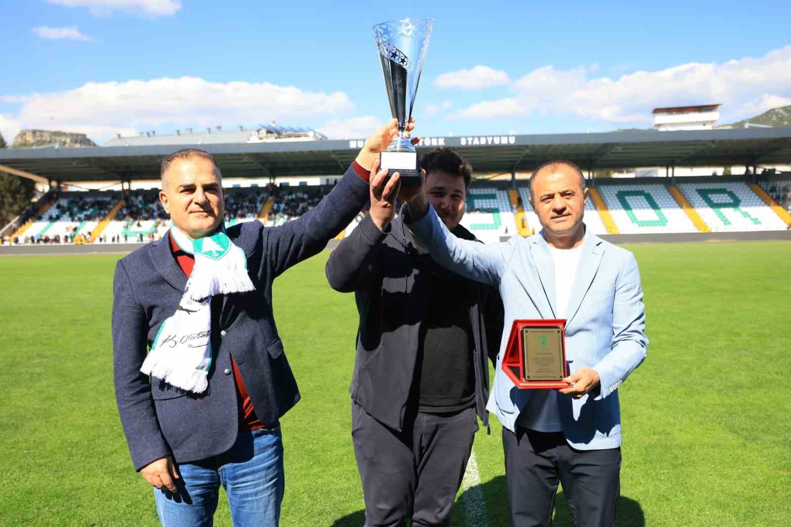 Muğlaspor Masa Tenisi Takımı şampiyonluk kupasını kaldırdı
