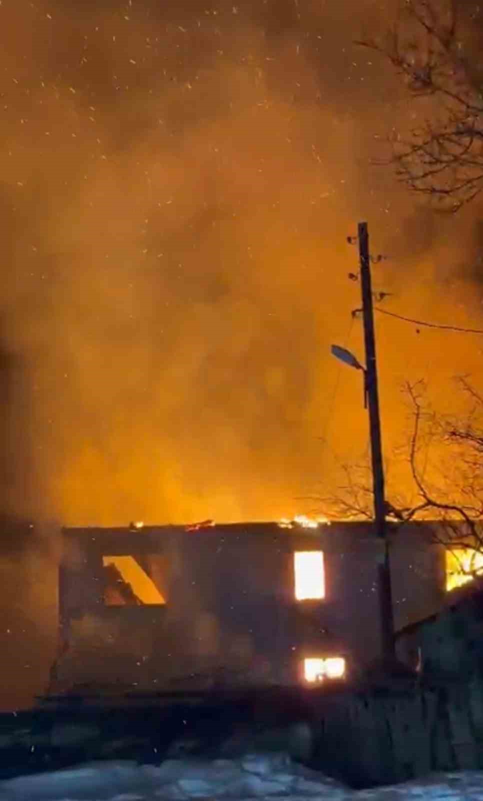 Muhtara ait iki katlı ev alevlere teslim oldu
