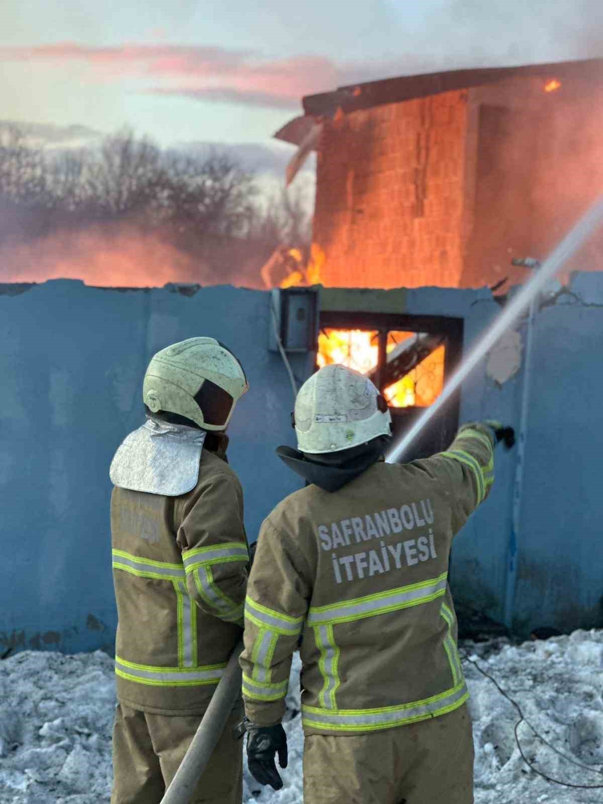 Muhtara ait iki katlı ev alevlere teslim oldu
