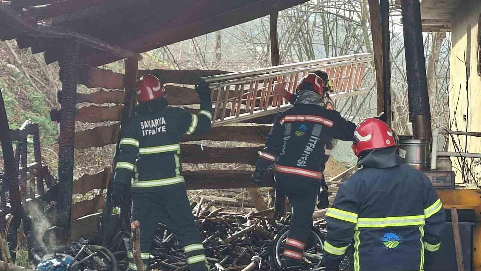 Muhtemel faciayı itfaiye önledi: Odunluktaki yangın eve sıçramadan söndürüldü
