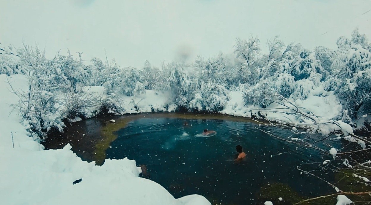 Muhteşem manzarada üç arkadaş kar yağışı altında gölette yüzdü
Muhteşem manzarada üç arkadaş kar yağışı altında gölette yüzdü